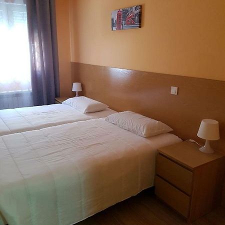 Hostal La Pared Torres de la Alameda Екстериор снимка