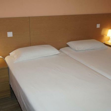 Hostal La Pared Torres de la Alameda Екстериор снимка