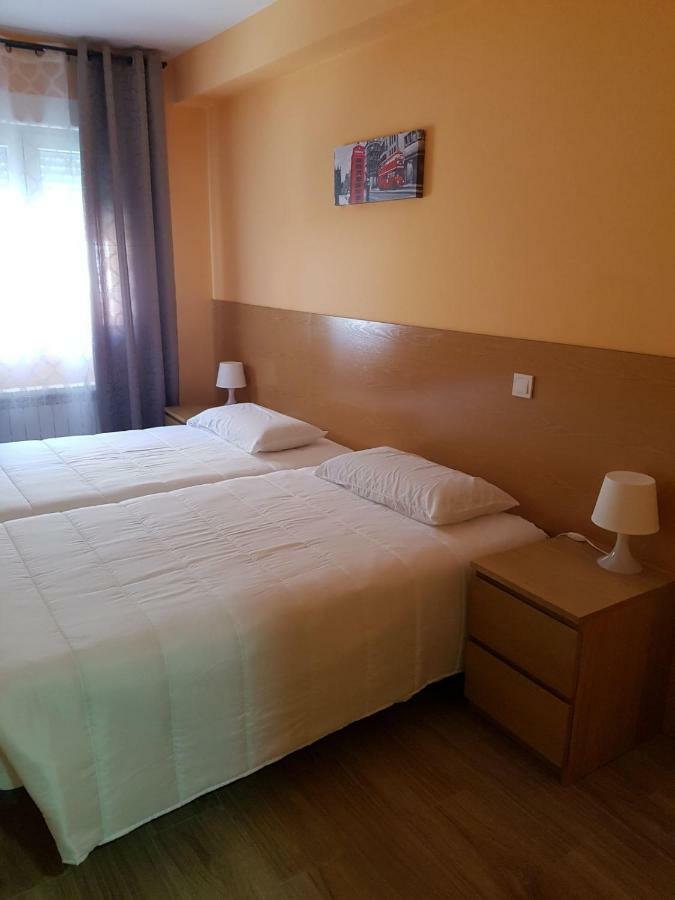 Hostal La Pared Torres de la Alameda Екстериор снимка