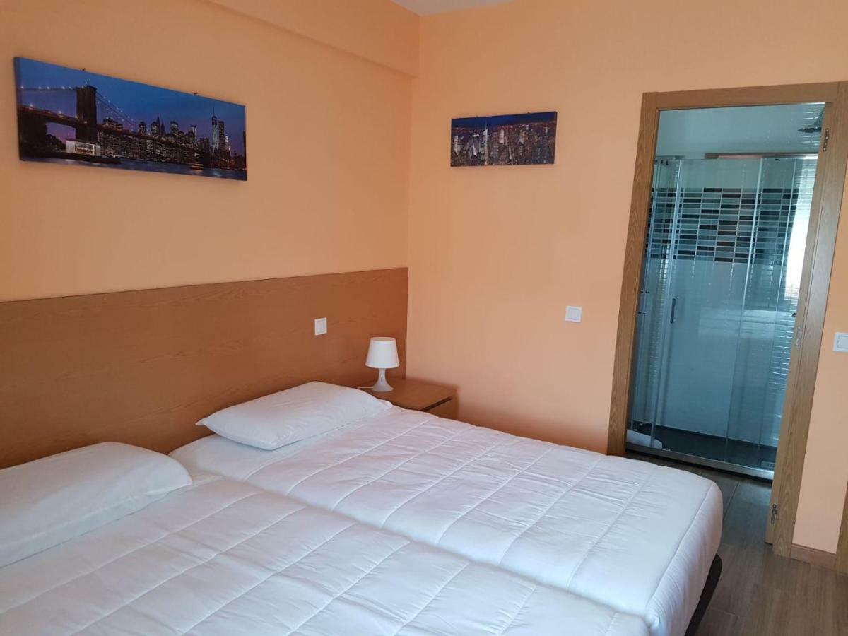 Hostal La Pared Torres de la Alameda Екстериор снимка
