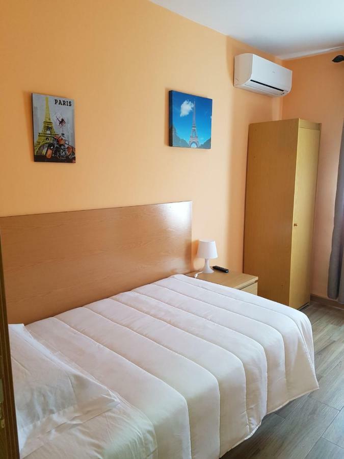 Hostal La Pared Torres de la Alameda Екстериор снимка