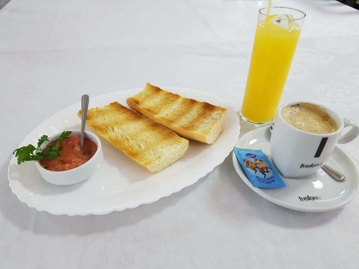 Hostal La Pared Torres de la Alameda Екстериор снимка