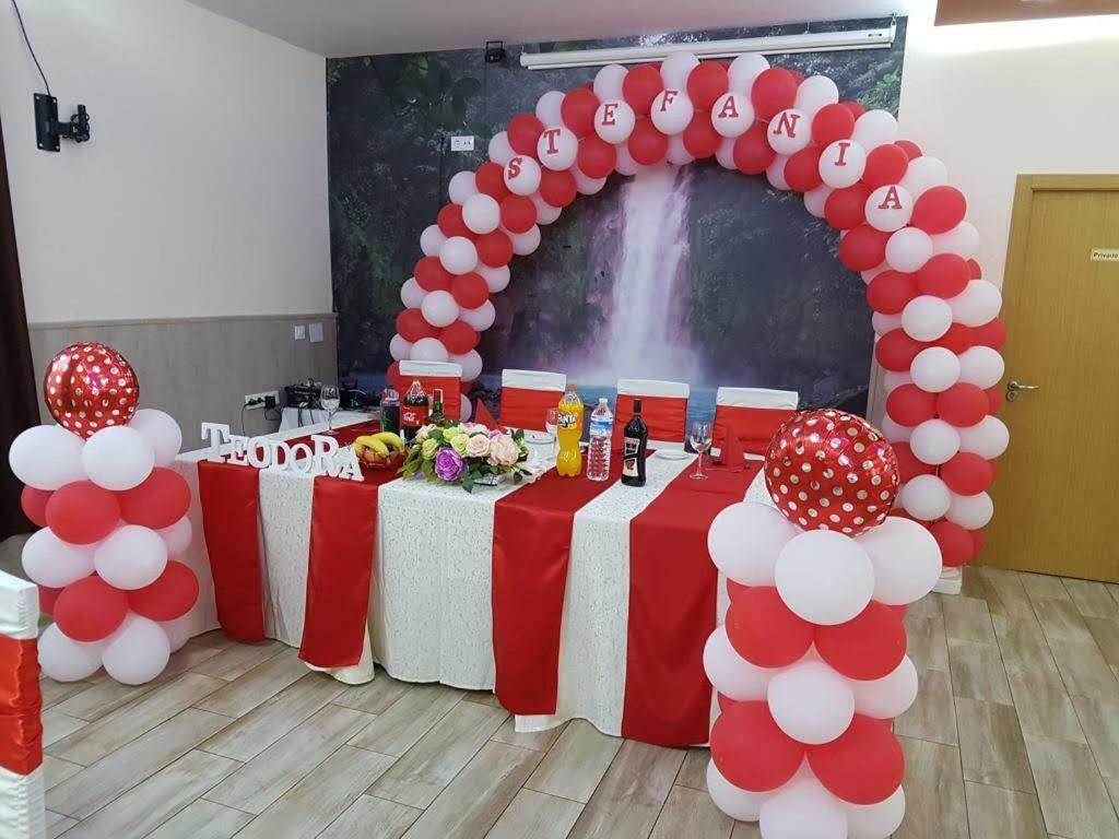 Hostal La Pared Torres de la Alameda Екстериор снимка