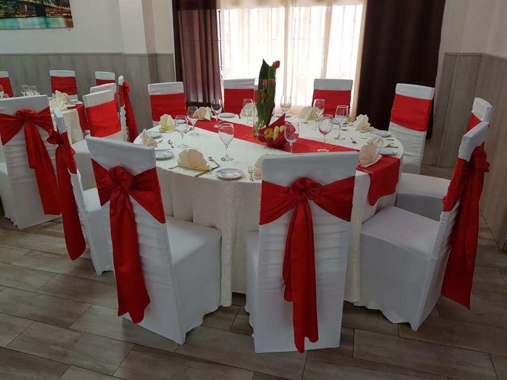 Hostal La Pared Torres de la Alameda Екстериор снимка