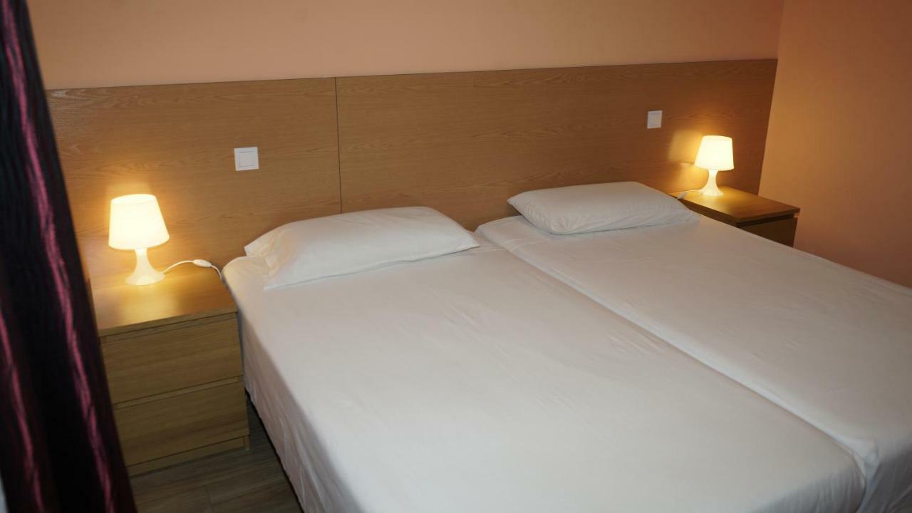 Hostal La Pared Torres de la Alameda Екстериор снимка