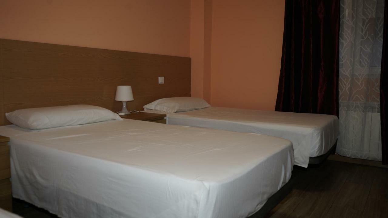 Hostal La Pared Torres de la Alameda Екстериор снимка