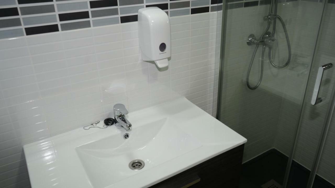 Hostal La Pared Torres de la Alameda Екстериор снимка