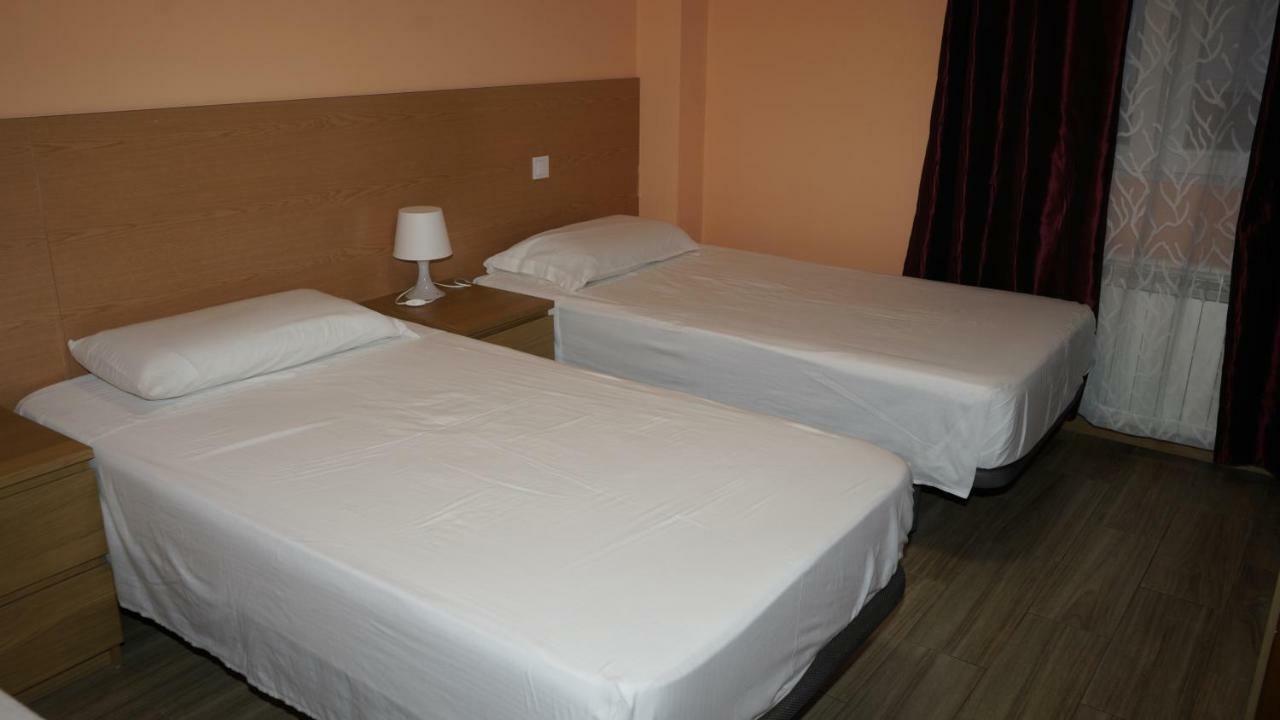 Hostal La Pared Torres de la Alameda Екстериор снимка