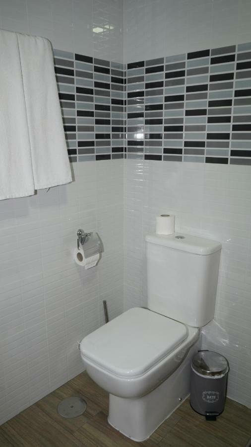 Hostal La Pared Torres de la Alameda Екстериор снимка