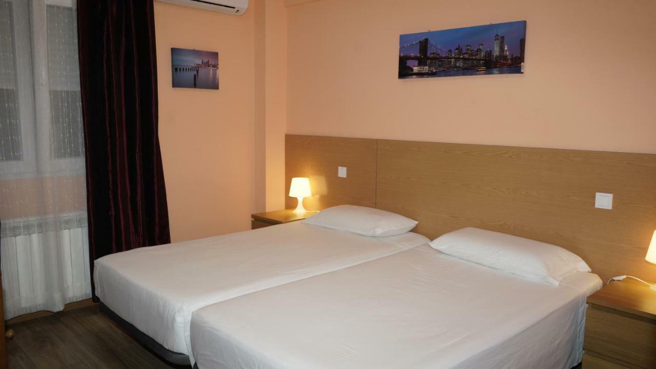 Hostal La Pared Torres de la Alameda Екстериор снимка