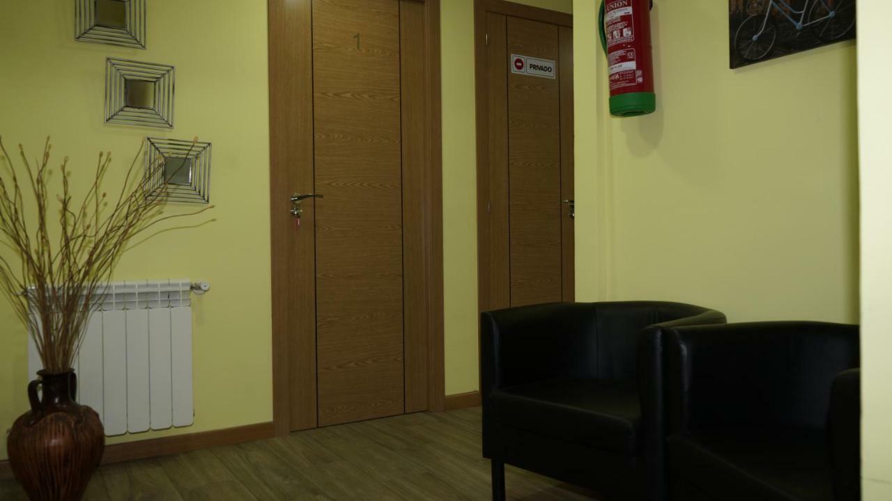 Hostal La Pared Torres de la Alameda Екстериор снимка
